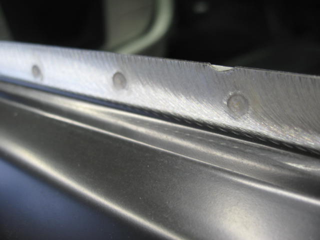 Praezise Schweissarbeit an Karosserie-Falz im Detail