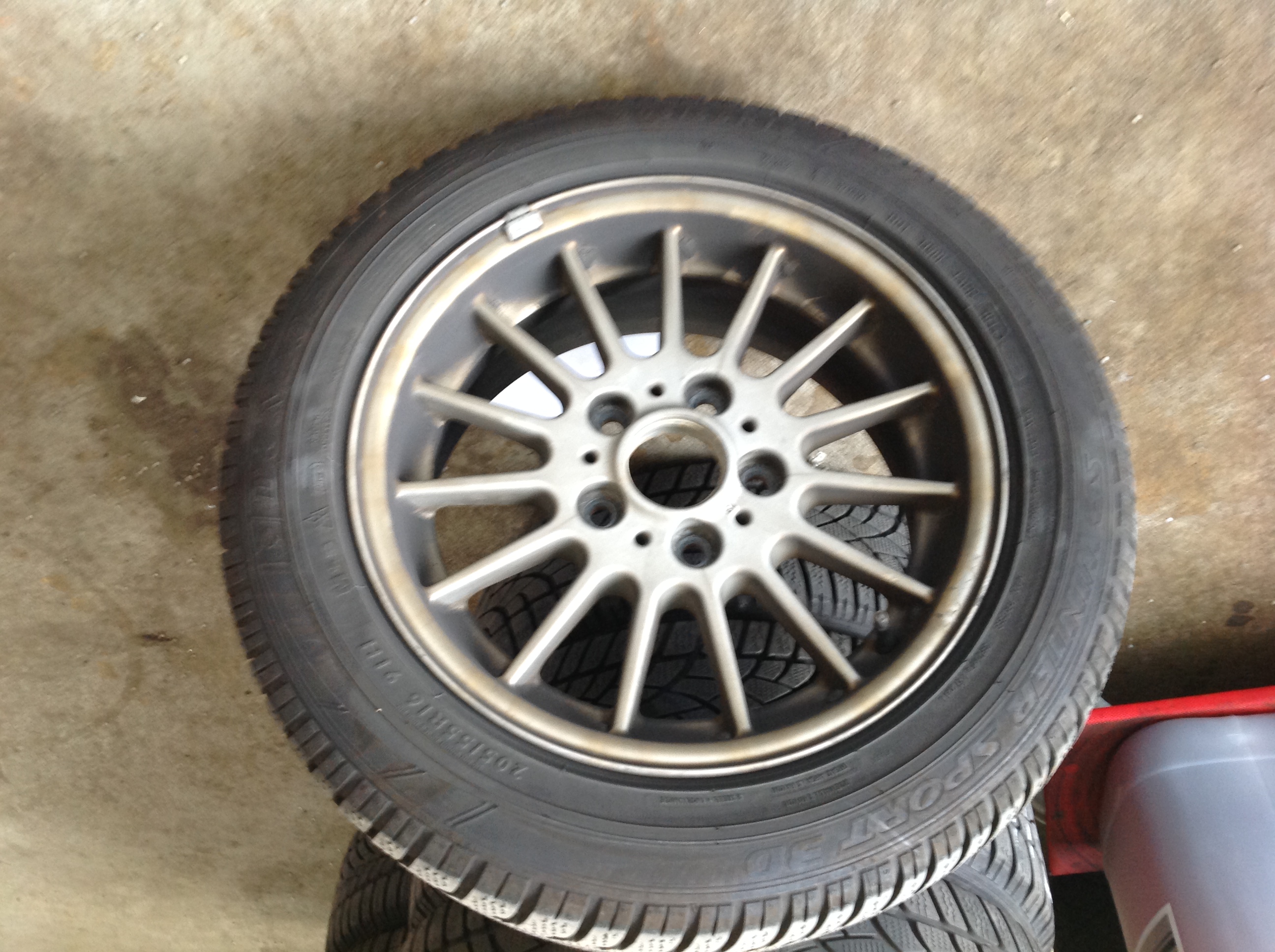 BMW Alufelge vor der Aufbereitung im Reifenservice