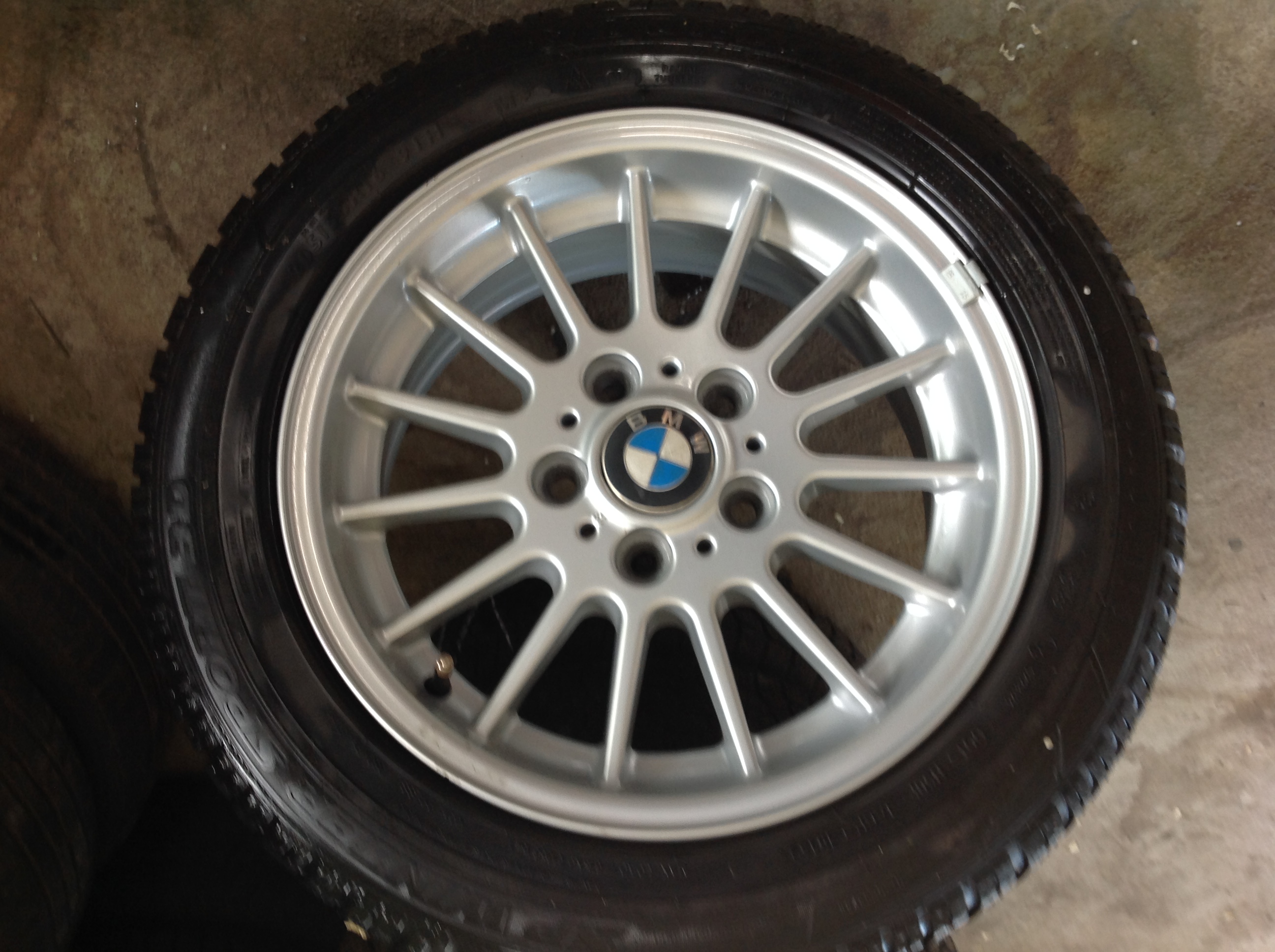 BMW Alufelge mit Emblem nach professioneller Reinigung