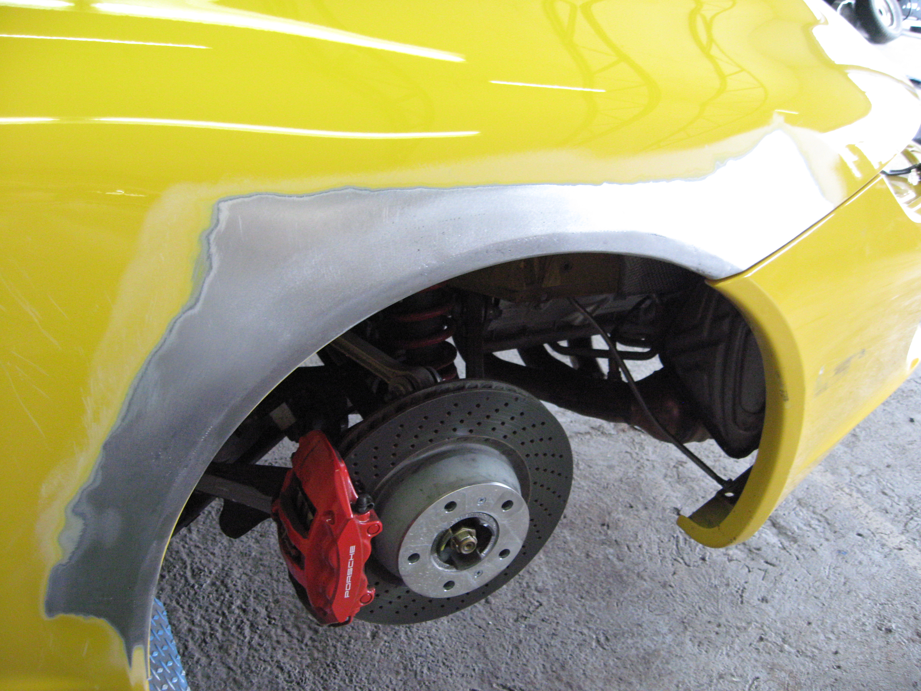 Porsche 911 Kotfluegel ausgebaut mit Brembo Bremsanlage sichtbar