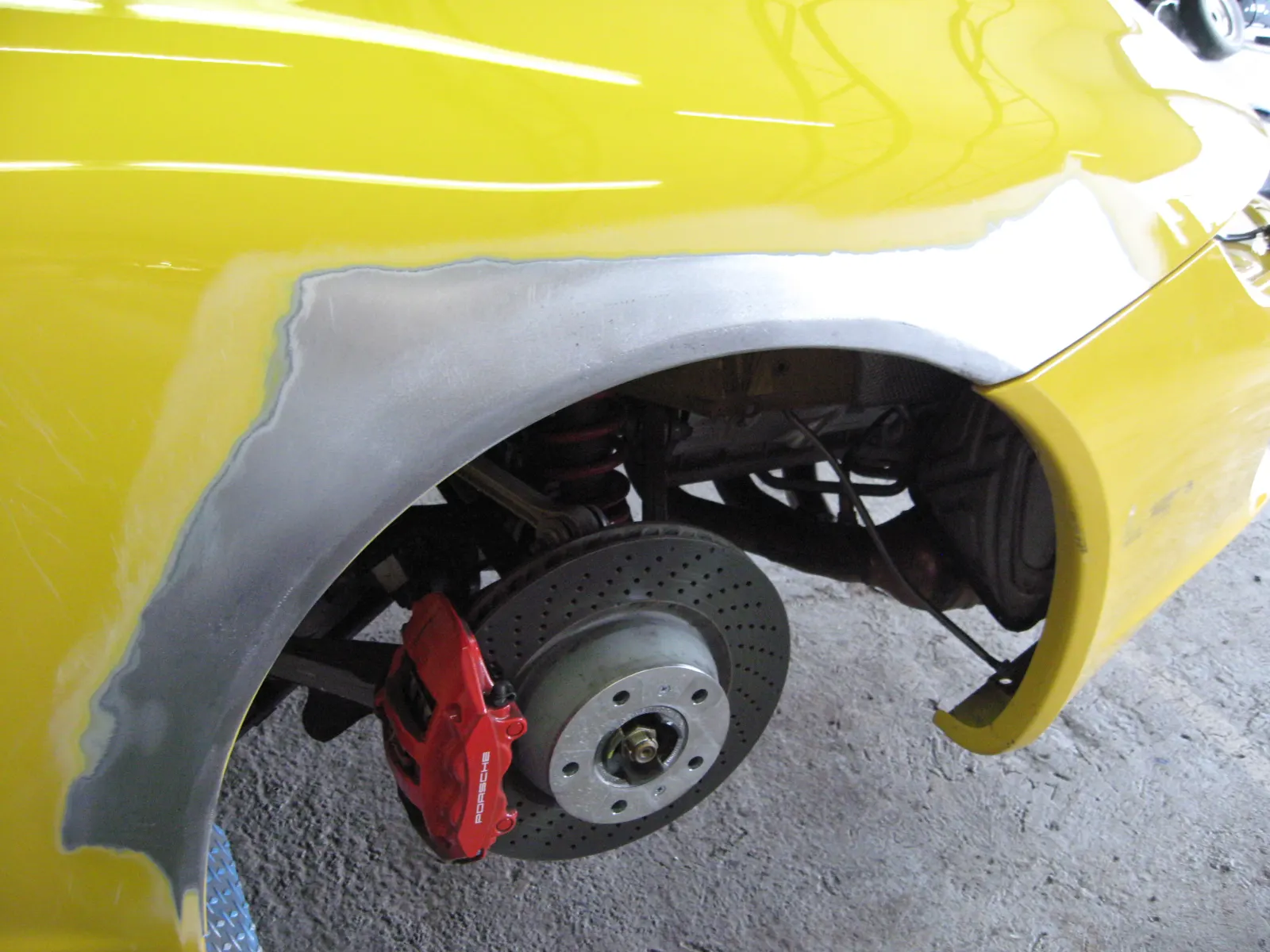Porsche 911 Kotfluegel ausgebaut mit Brembo Bremsanlage sichtbar