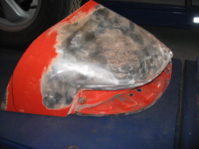 Roter Kotfluegel Lackiervorbereitung mit Spachtelarbeiten